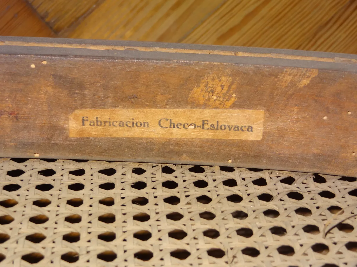 बारह प्राचीन कुर्सियाँ thonet ग्रामीण परिवेश में