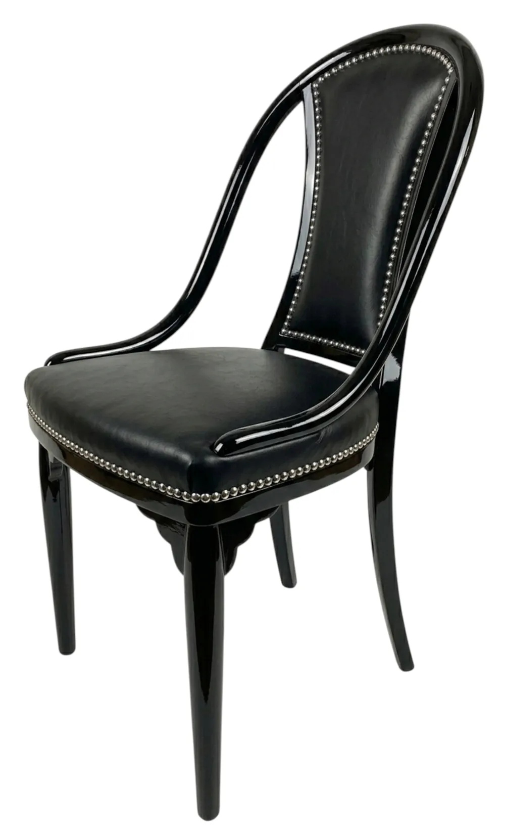 4 प्राचीन thonet कुर्सियाँ एक आरामदायक सेटिंग में