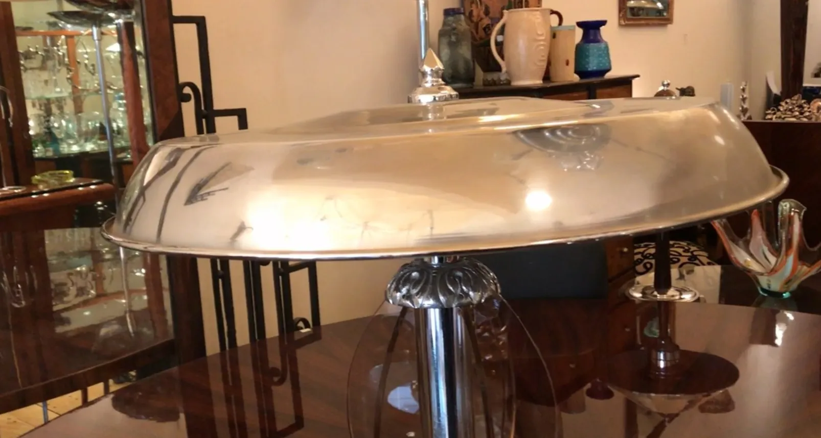 पुरानी टेबल लैंप आर्ट डेको डिजाइन, आरामदायक माहौल।