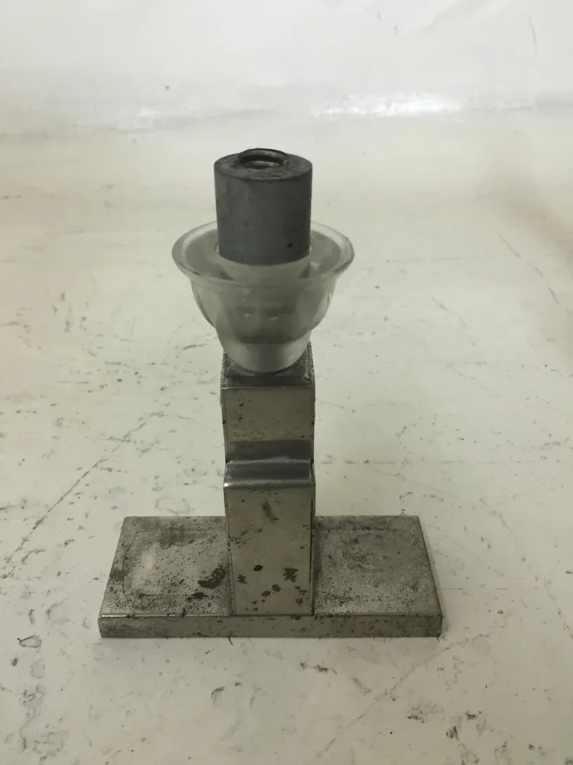 टेबल लैंप प्राचीन आर्ट डेको शैली धातु आधार के साथ।