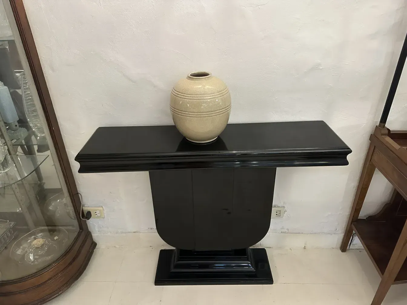 Consolas antiguas en sala con decoraciones de fondo