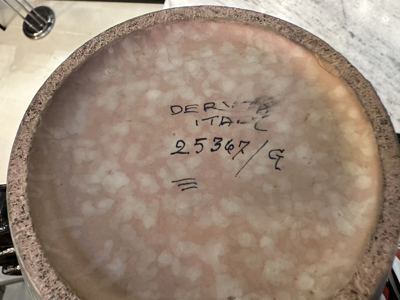 Vaso antico in ceramica Deruta con decorazione floreale colorata.