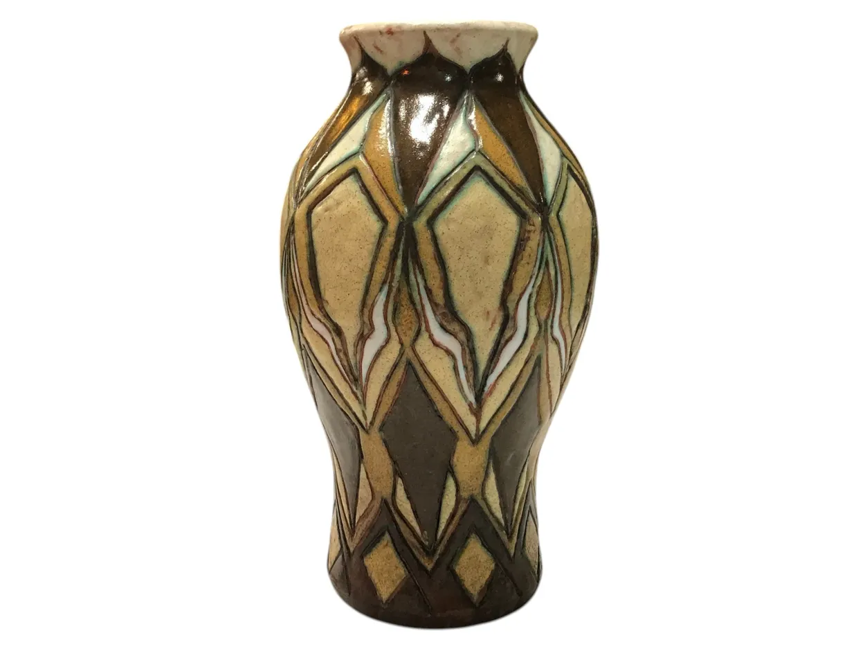 Antica ceramica decorata con motivi geometrici e colori variati.