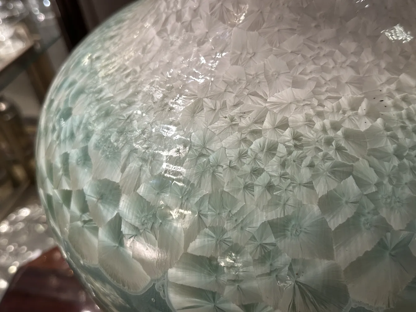 Vaso antico in ceramica con design elegante.