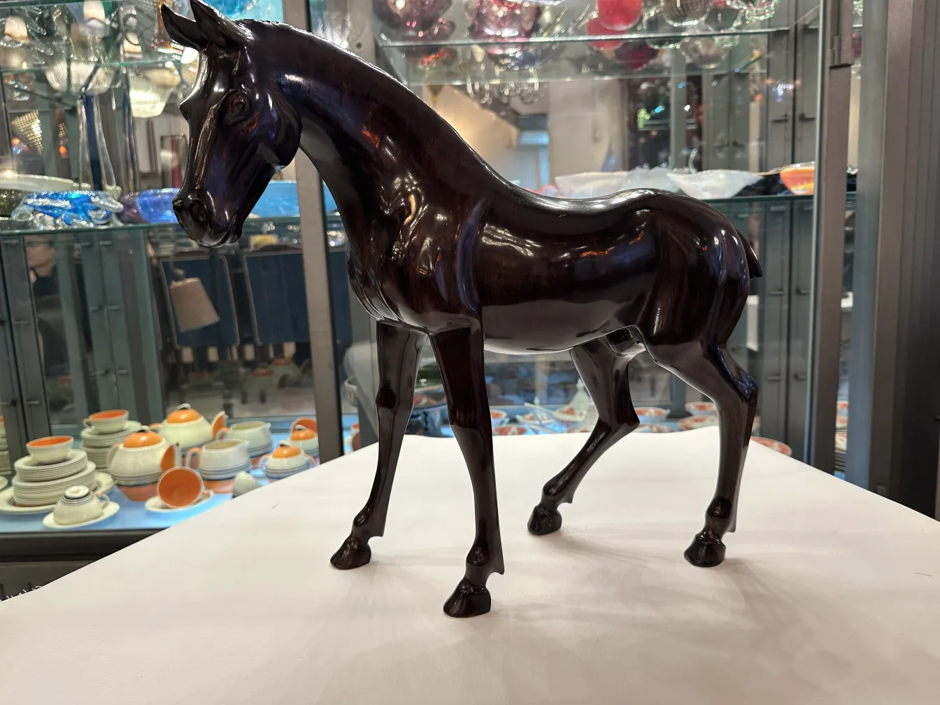 Sculpture ancienne d'un cheval avec une finition brillante.