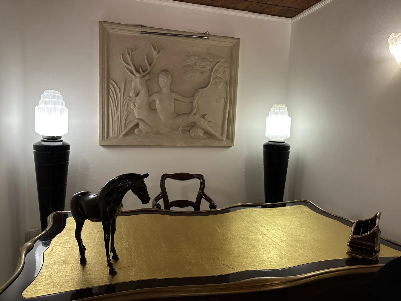 Sculpture ancienne d'un cheval avec une finition brillante.