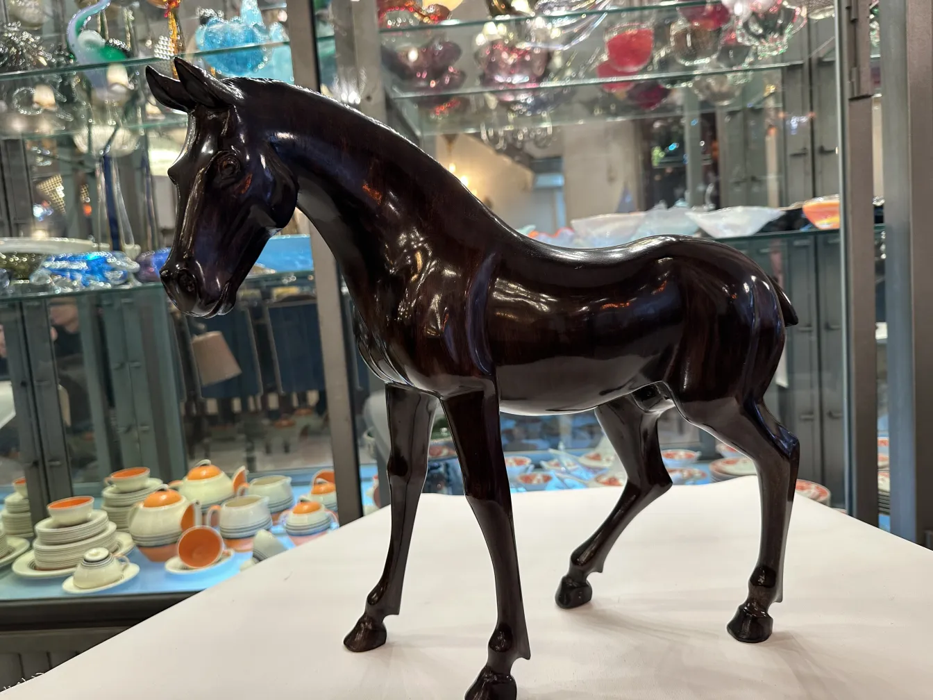 Sculpture ancienne d'un cheval avec une finition brillante.