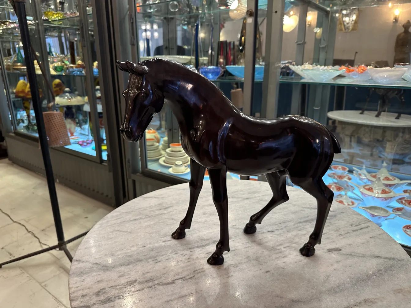 Sculpture ancienne d'un cheval avec une finition brillante.