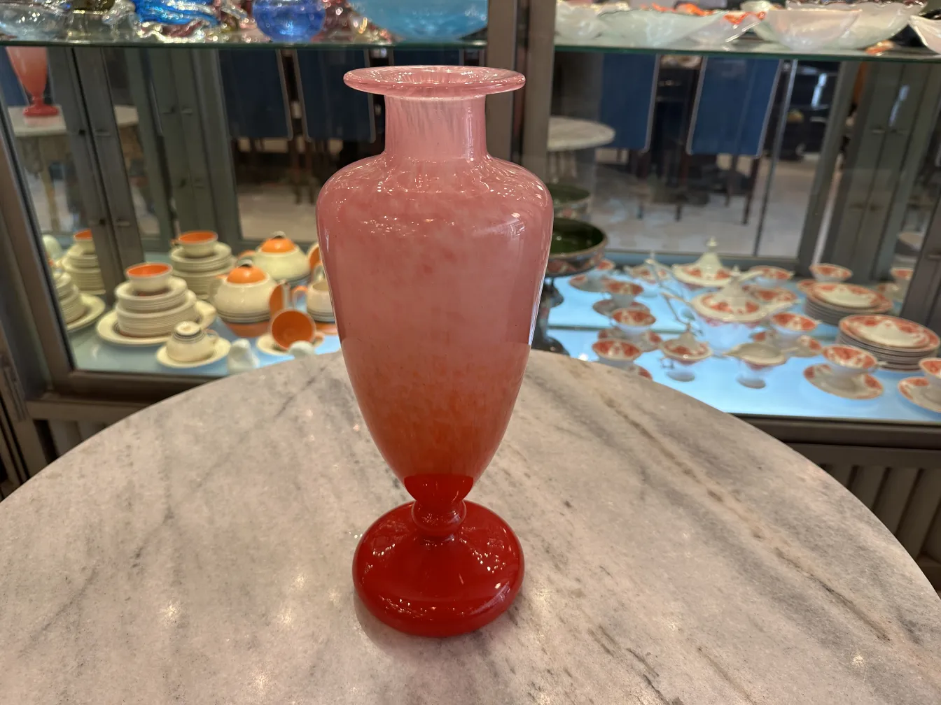 jarrón antiguo en tonos rosados con firma Schneider, elegante