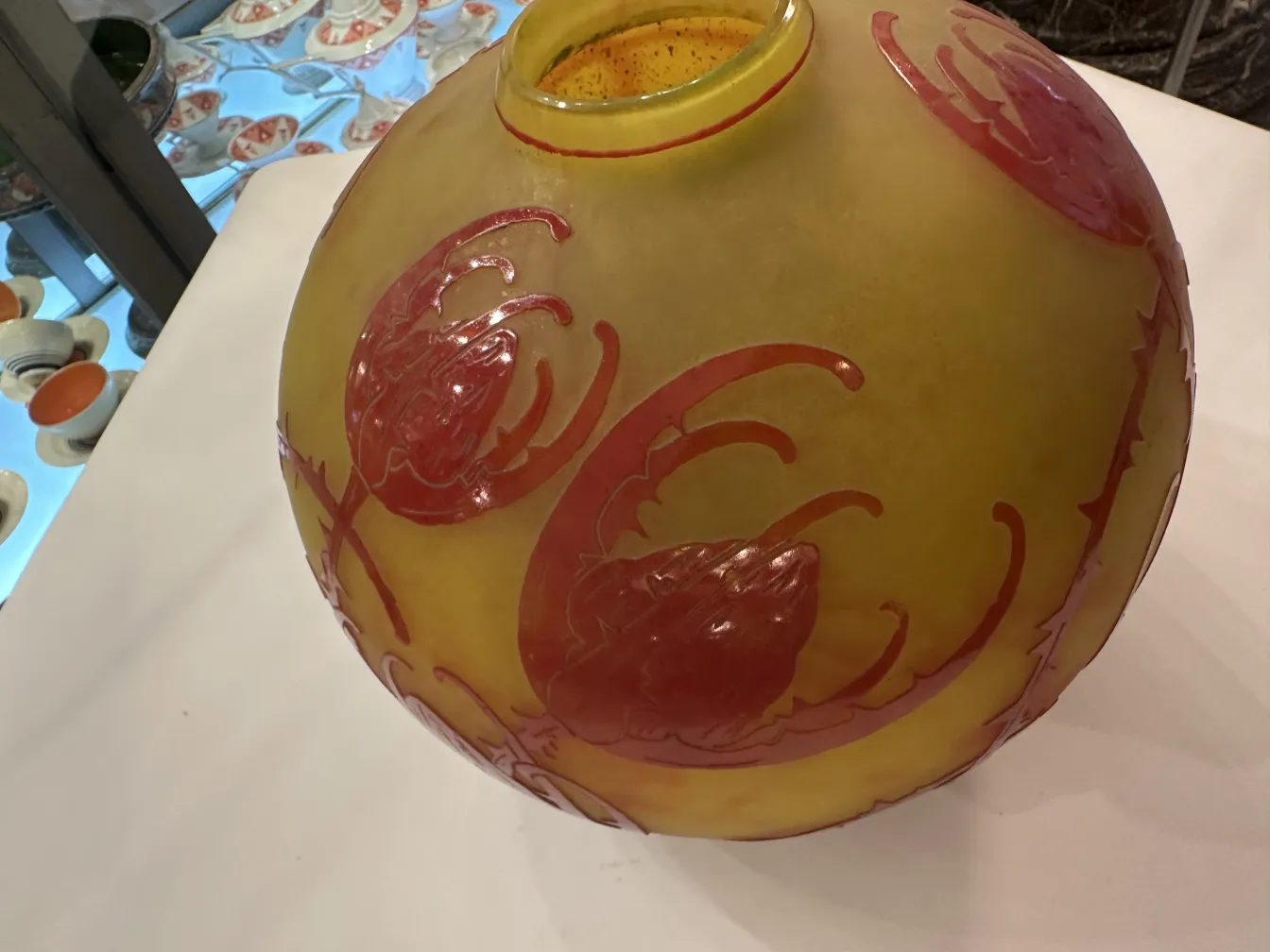 प्राचीन ग्लास पर हस्ताक्षरित Le Verre जिसमें लाल फूलों का डिज़ाइन है