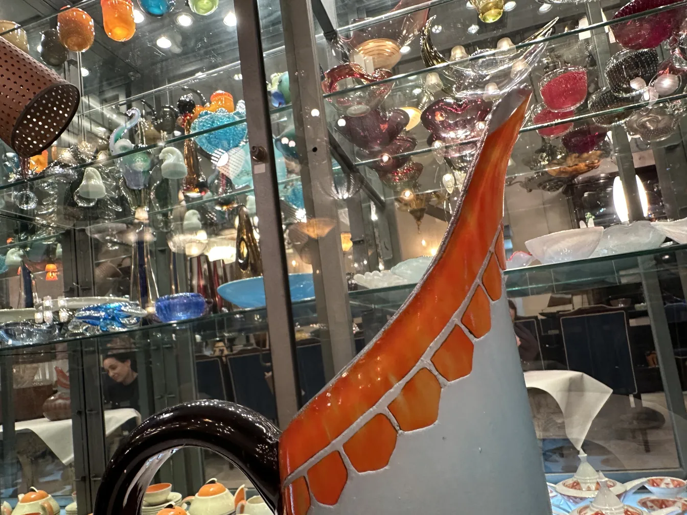 古老的签名玻璃瓶Le Verre装饰色彩丰富