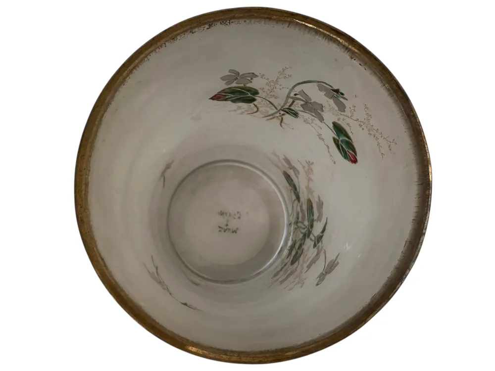 Interior de un antiguo vaso firmado Daum Nancy, decorado con flores