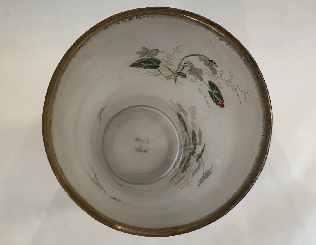 Interior de un antiguo vaso firmado Daum Nancy, decorado con flores