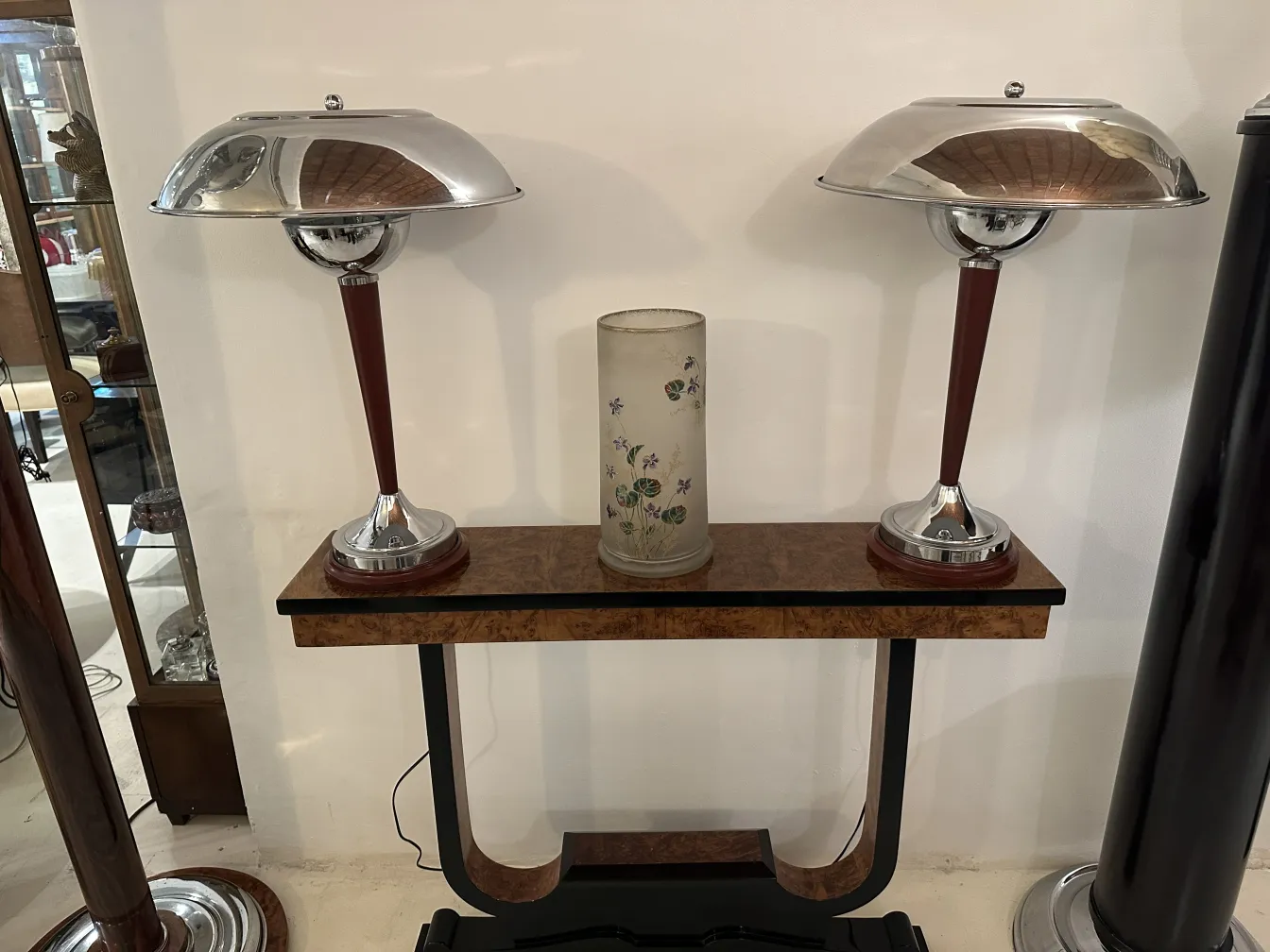 Interior de un antiguo vaso firmado Daum Nancy, decorado con flores
