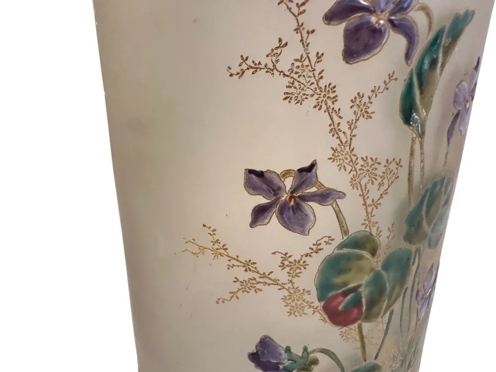 Interior de un antiguo vaso firmado Daum Nancy, decorado con flores