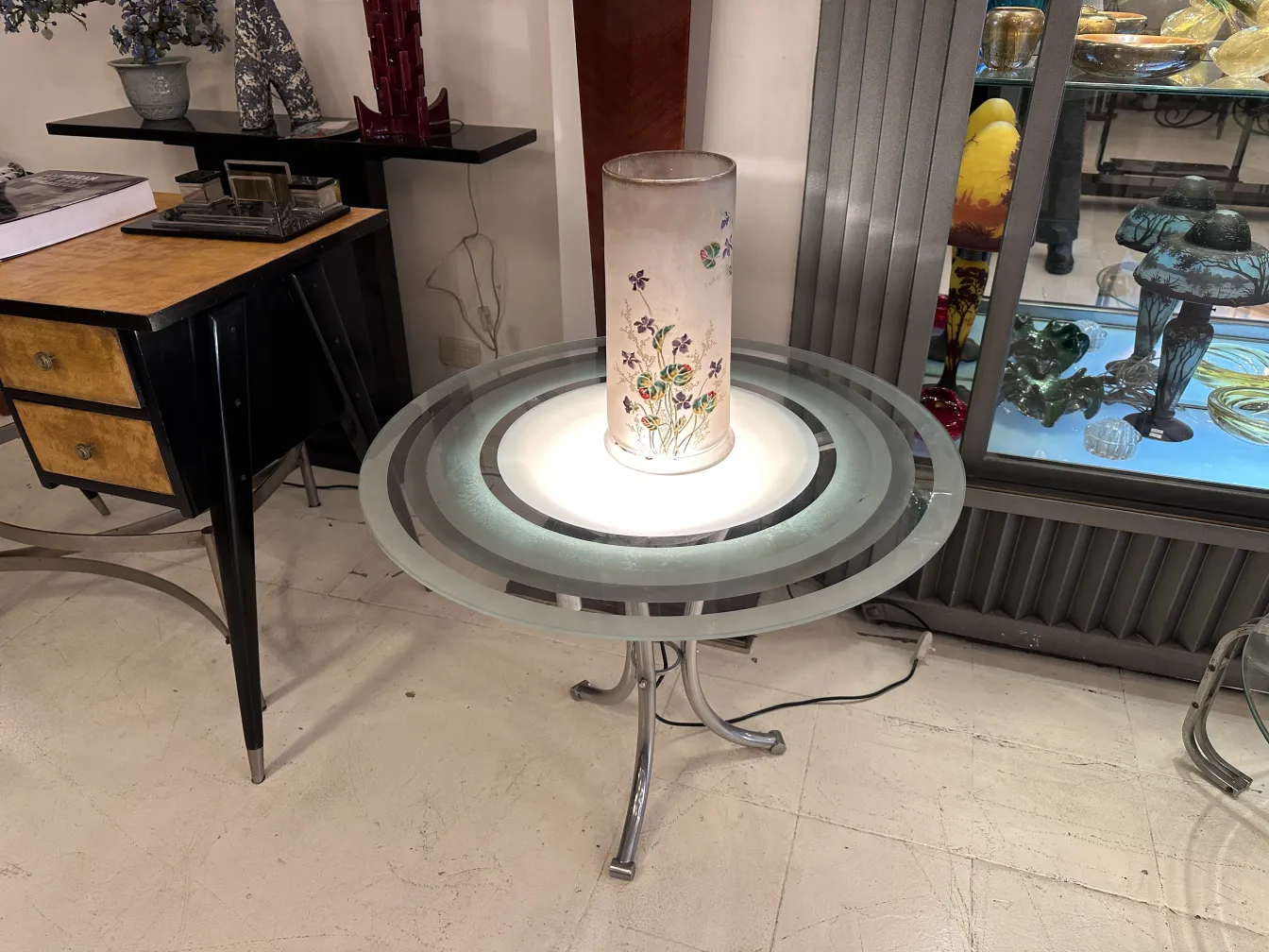 Interior de un antiguo vaso firmado Daum Nancy, decorado con flores