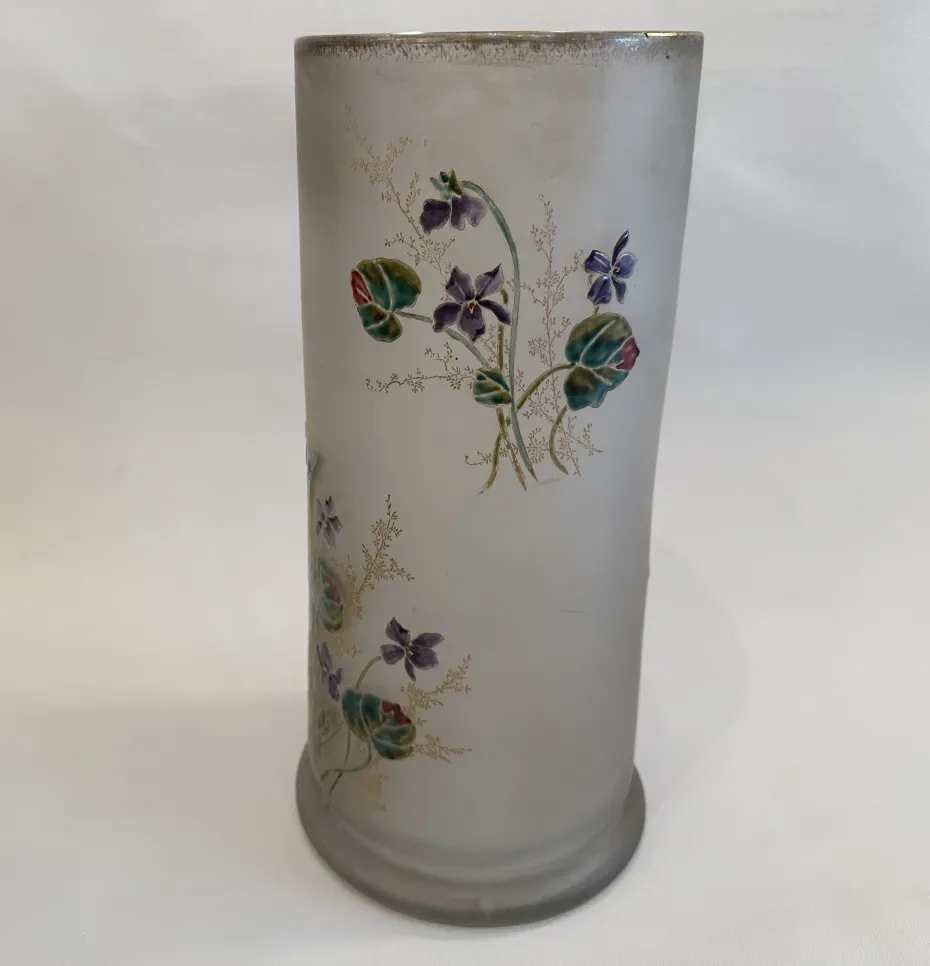 Interior de un antiguo vaso firmado Daum Nancy, decorado con flores