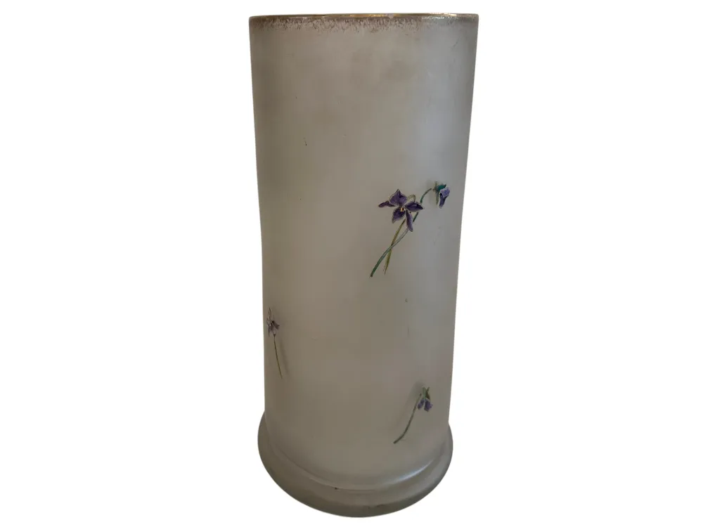 Interior de un antiguo vaso firmado Daum Nancy, decorado con flores