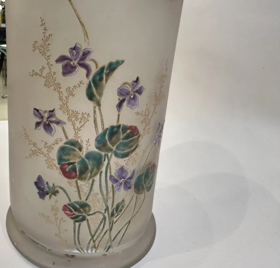 Interior de un antiguo vaso firmado Daum Nancy, decorado con flores