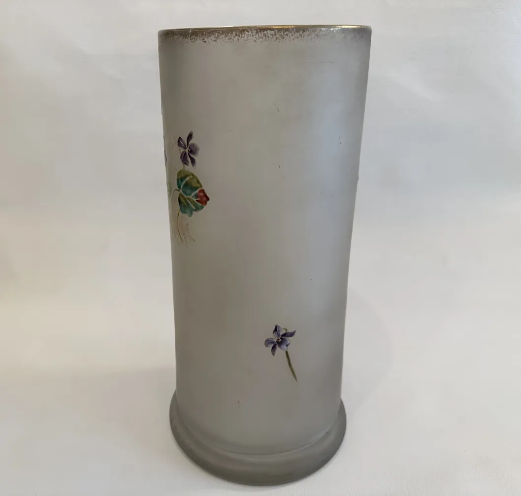 Interior de un antiguo vaso firmado Daum Nancy, decorado con flores