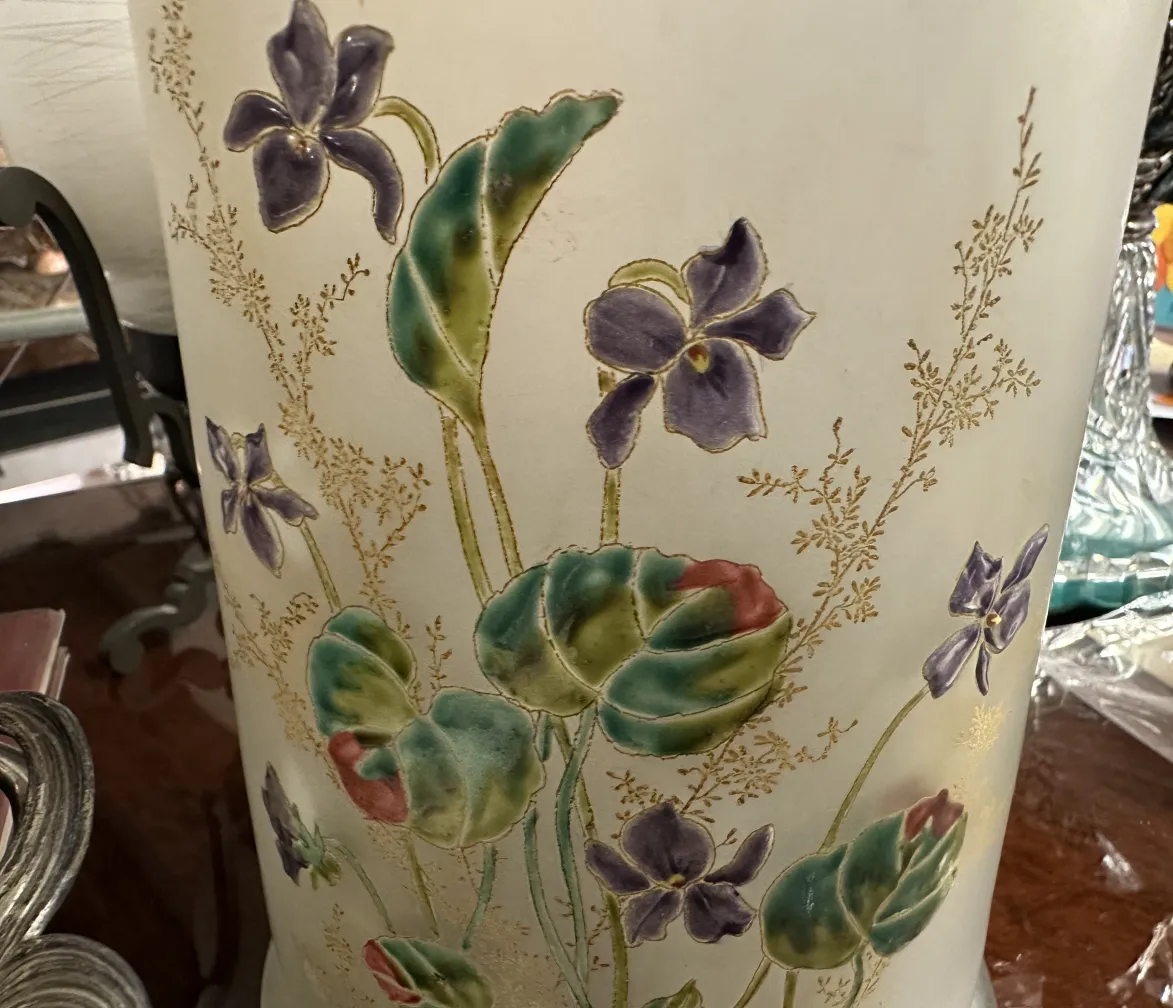 Interior de un antiguo vaso firmado Daum Nancy, decorado con flores