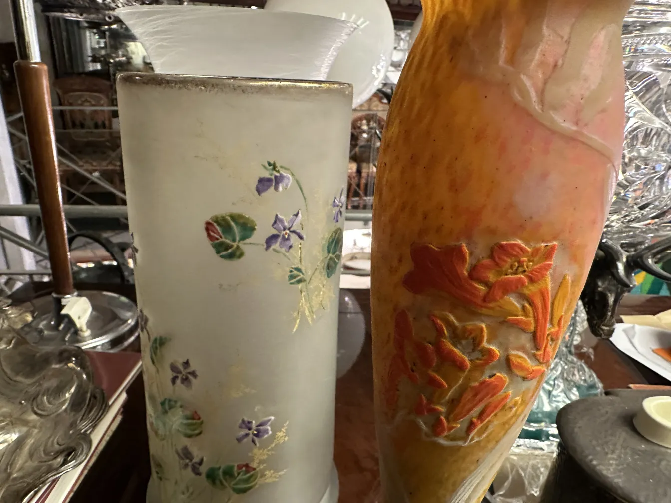 Interior de un antiguo vaso firmado Daum Nancy, decorado con flores