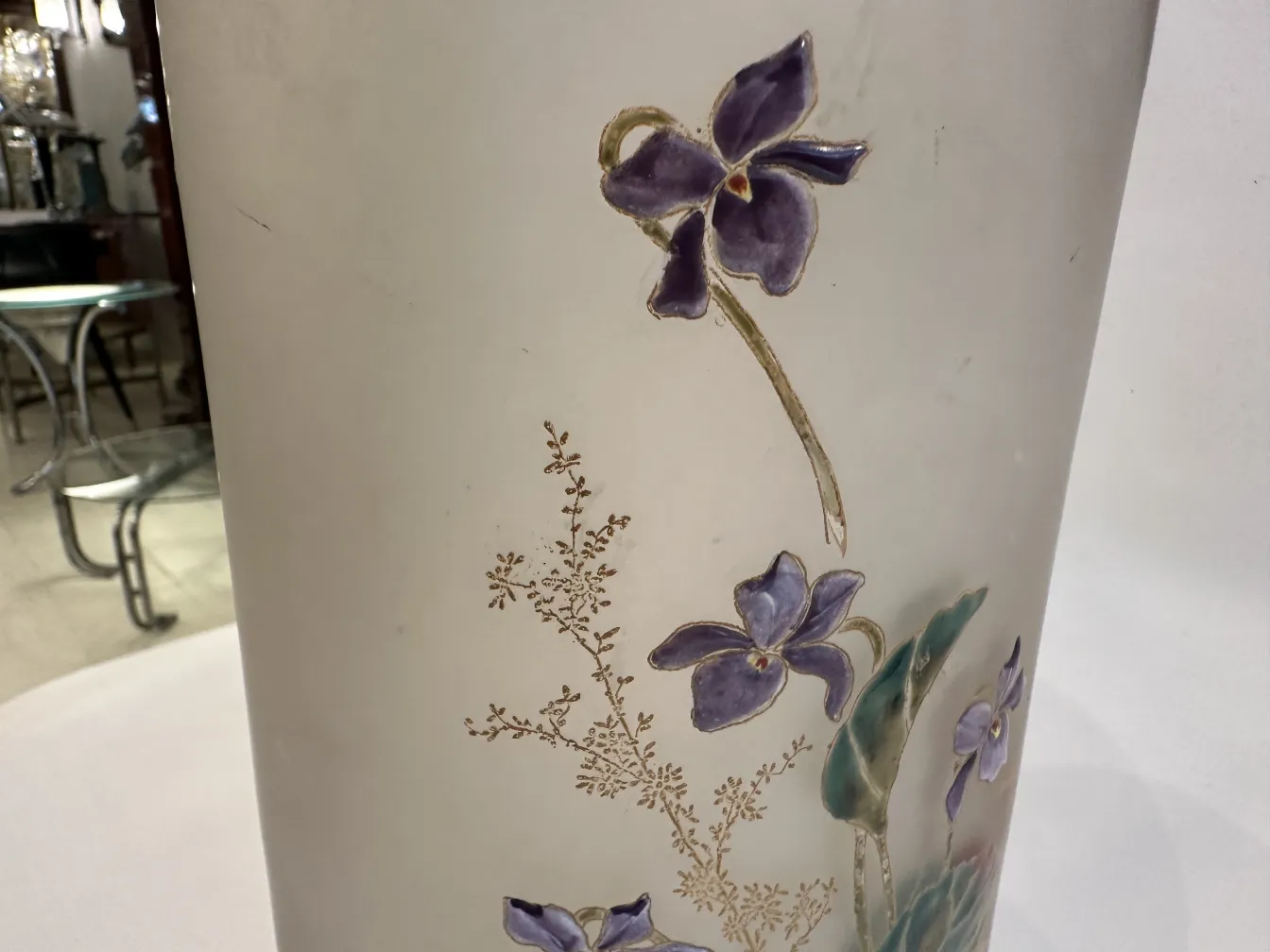 Interior de un antiguo vaso firmado Daum Nancy, decorado con flores
