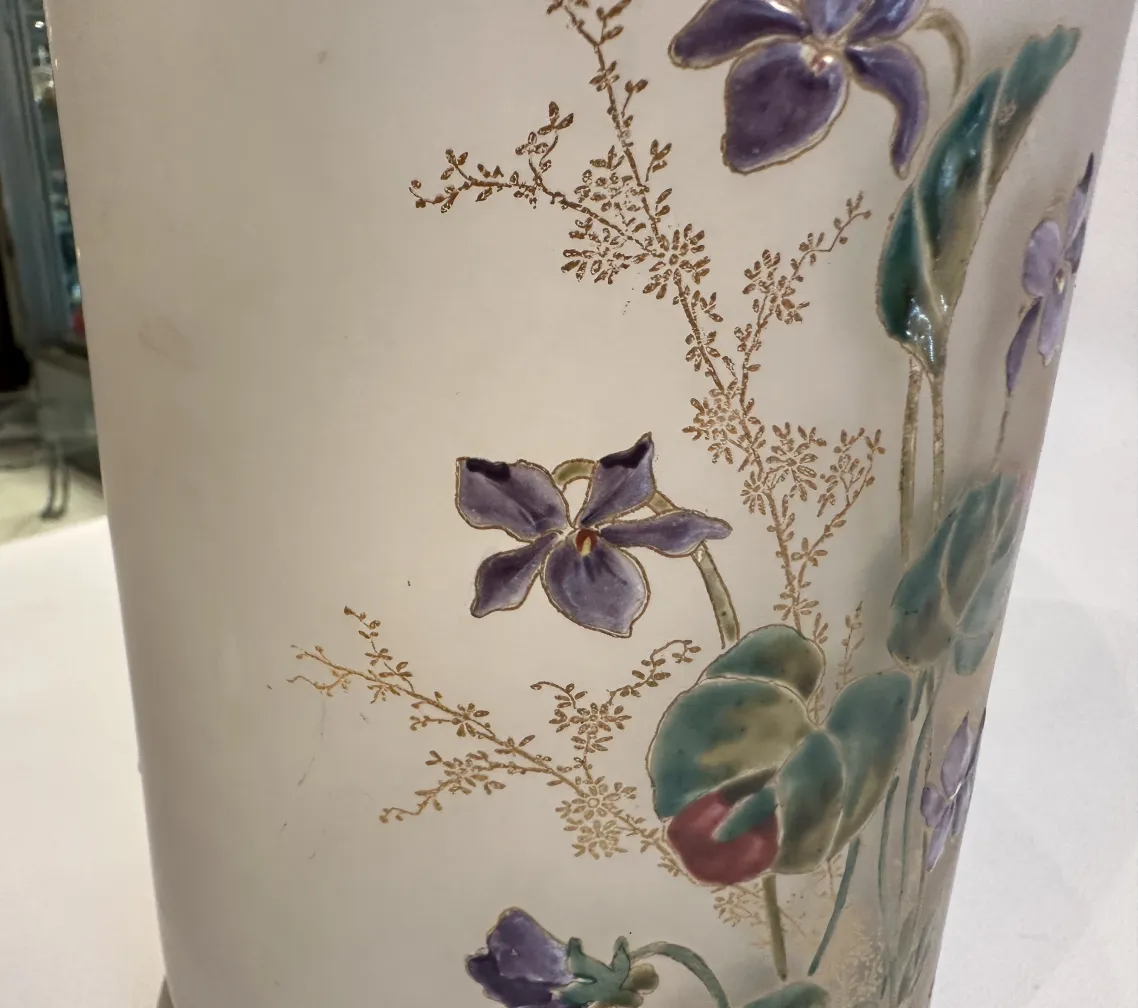 Interior de un antiguo vaso firmado Daum Nancy, decorado con flores