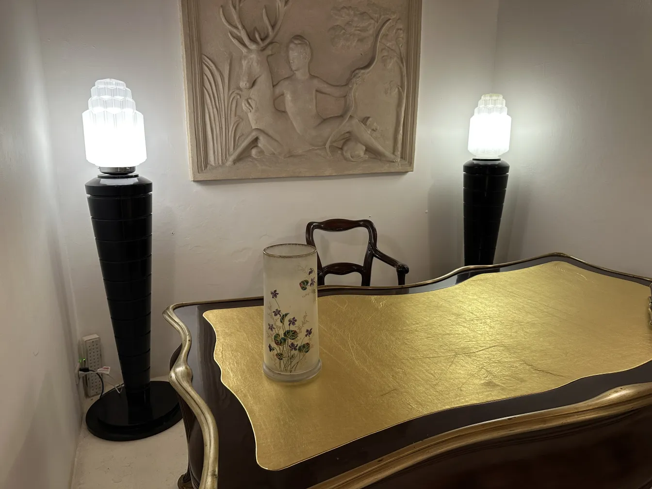 Interior de un antiguo vaso firmado Daum Nancy, decorado con flores