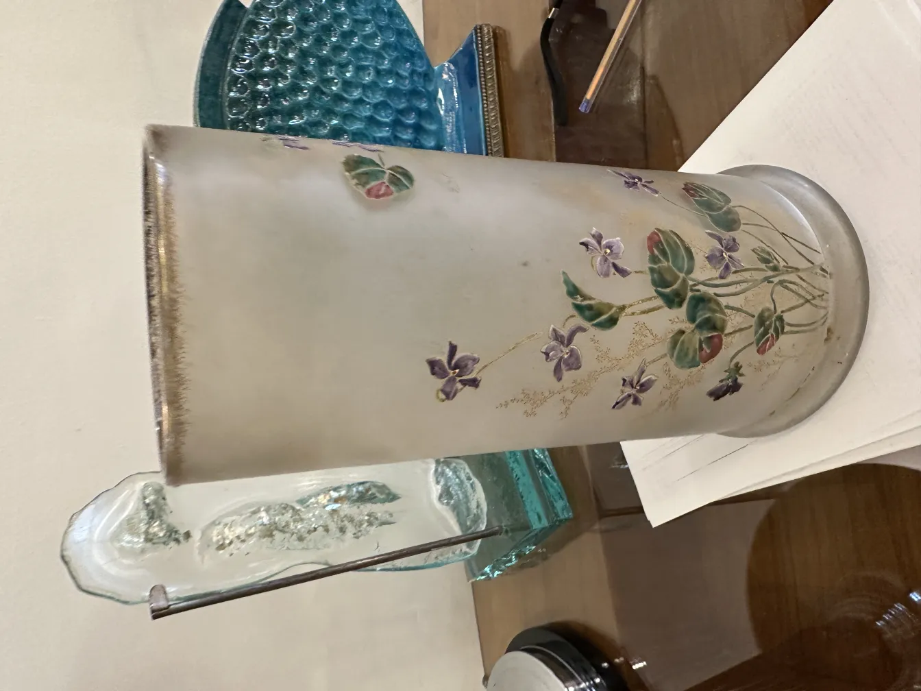 Interior de un antiguo vaso firmado Daum Nancy, decorado con flores