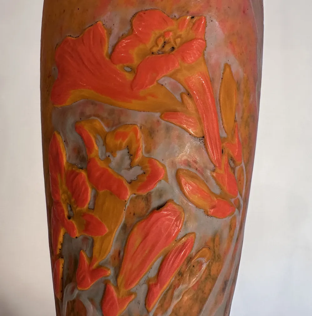 Vidrio firmado con flores en tonos naranja y amarillo, Daum Nancy