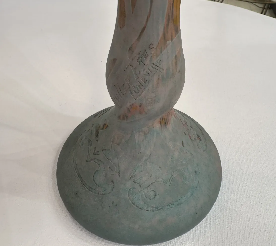 Vidrio firmado con flores en tonos naranja y amarillo, Daum Nancy