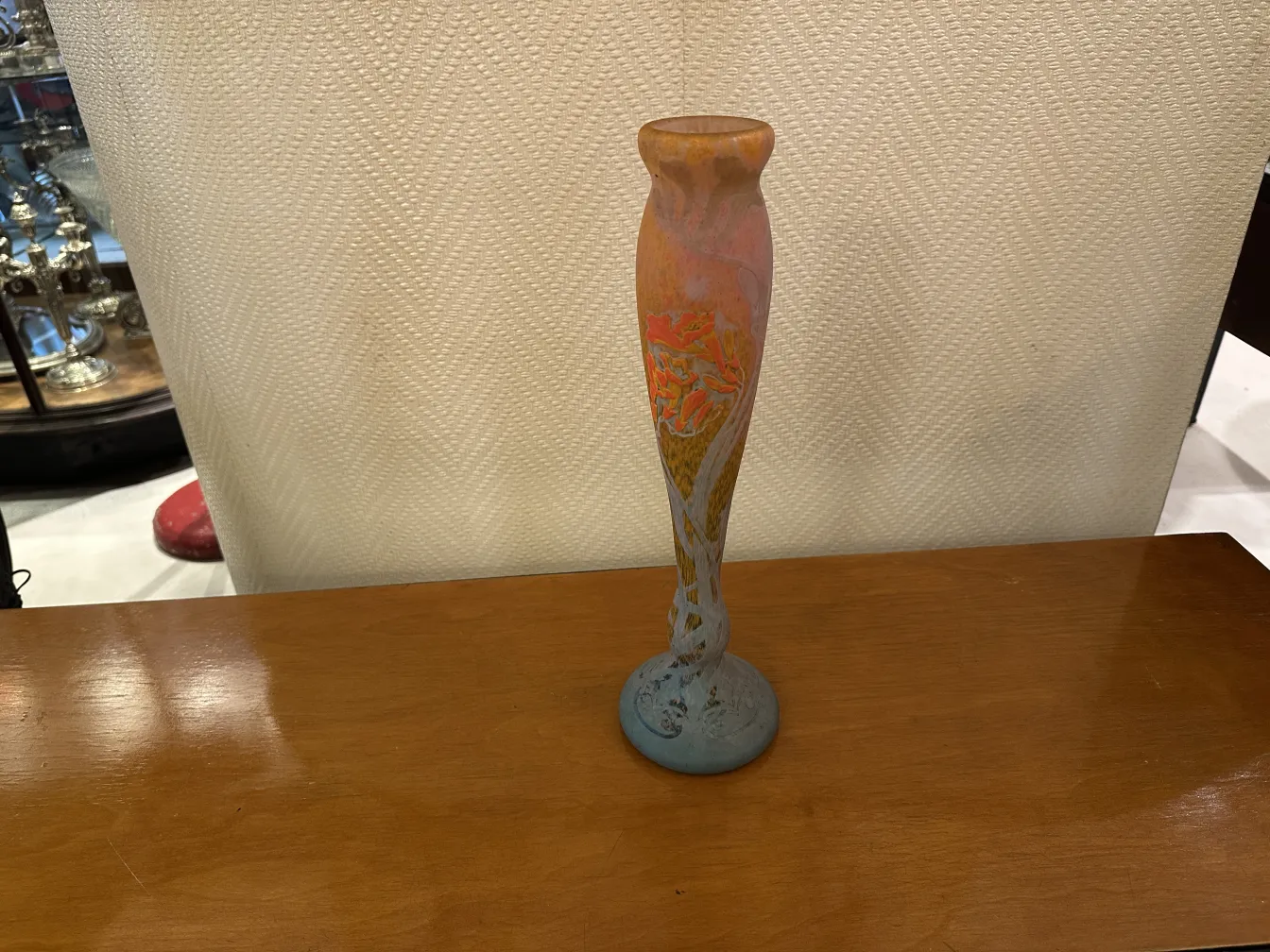 Vidrio firmado con flores en tonos naranja y amarillo, Daum Nancy