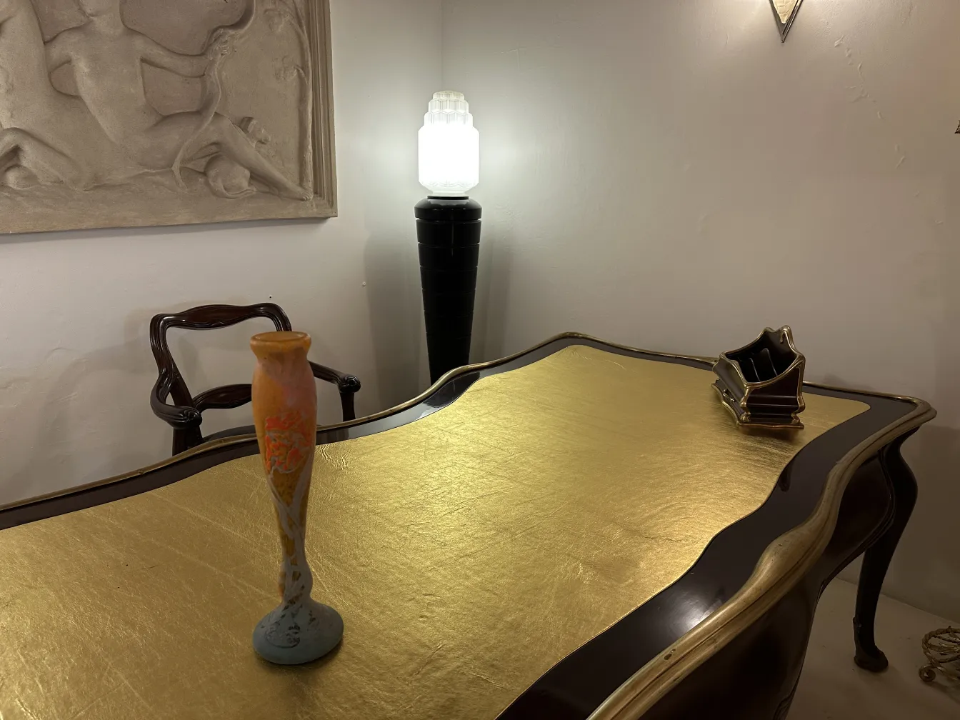Vidrio firmado con flores en tonos naranja y amarillo, Daum Nancy