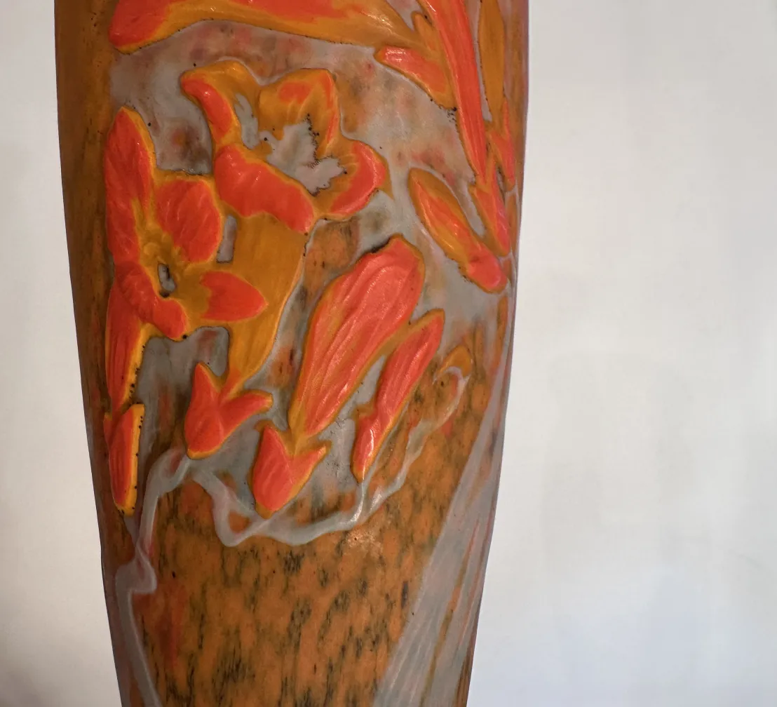 Vidrio firmado con flores en tonos naranja y amarillo, Daum Nancy