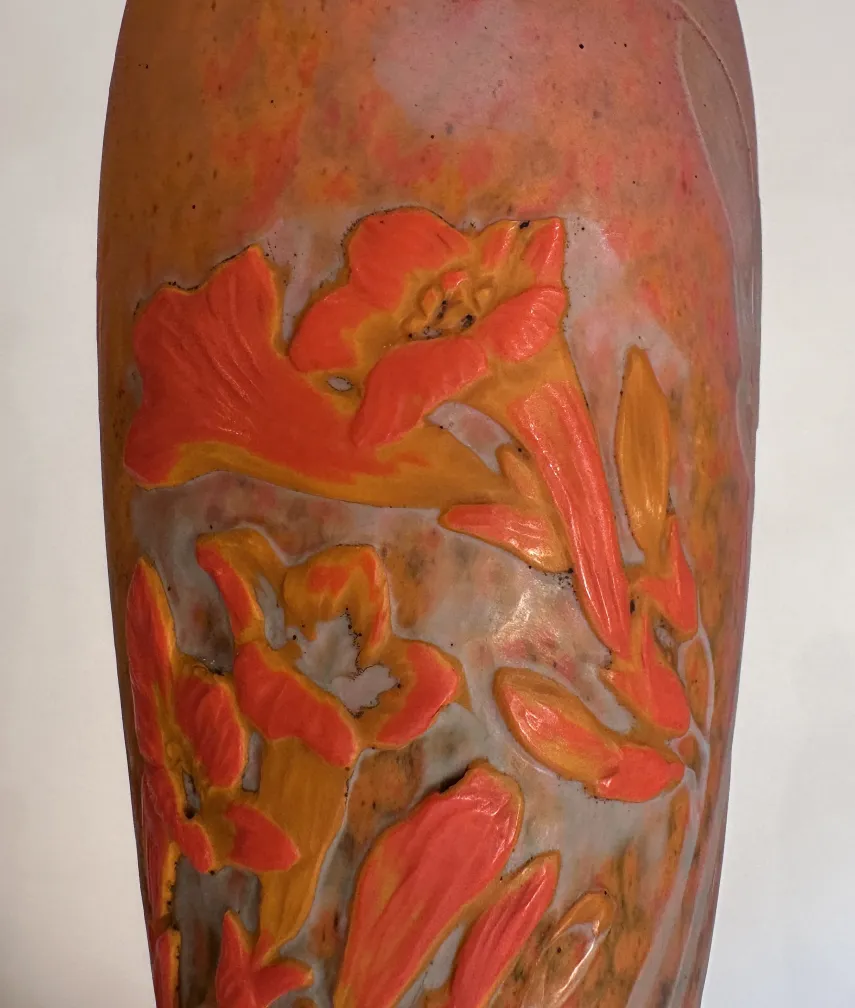 Vidrio firmado con flores en tonos naranja y amarillo, Daum Nancy