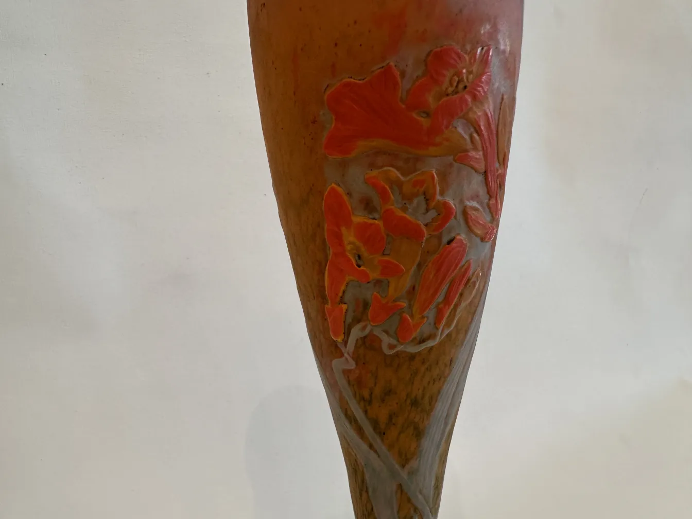 Vidrio firmado con flores en tonos naranja y amarillo, Daum Nancy