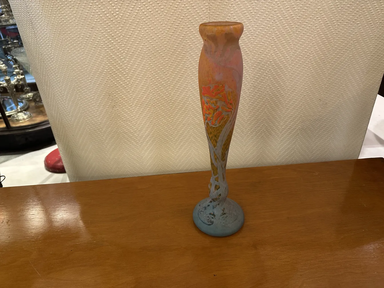 Vidrio firmado con flores en tonos naranja y amarillo, Daum Nancy