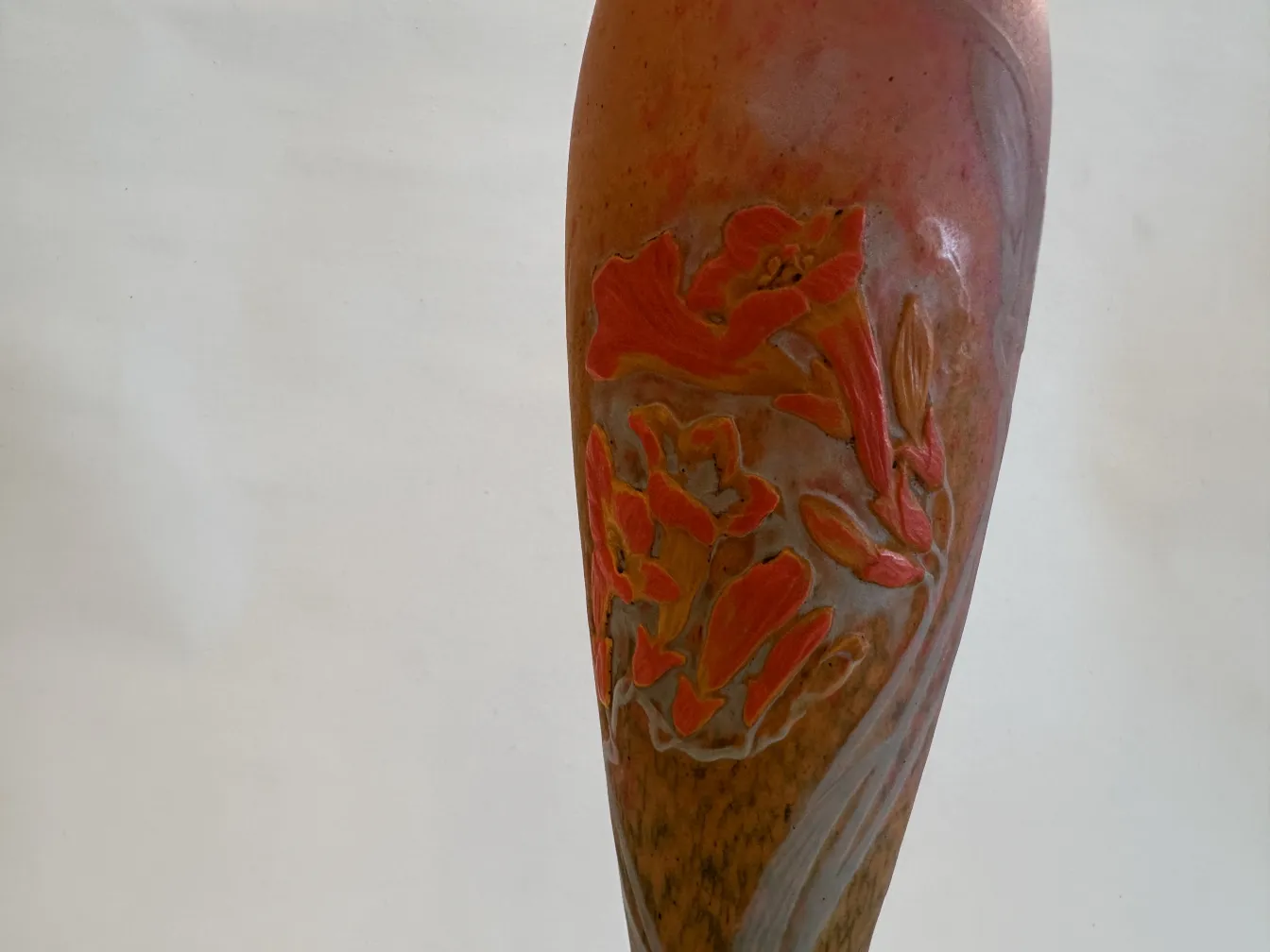 Vidrio firmado con flores en tonos naranja y amarillo, Daum Nancy