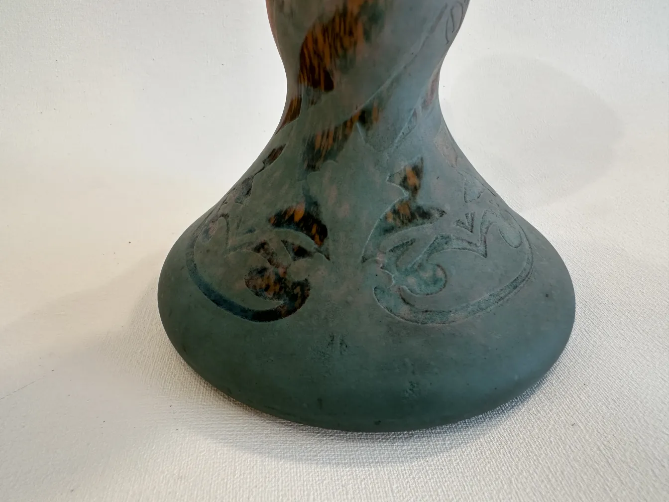 Vidrio firmado con flores en tonos naranja y amarillo, Daum Nancy