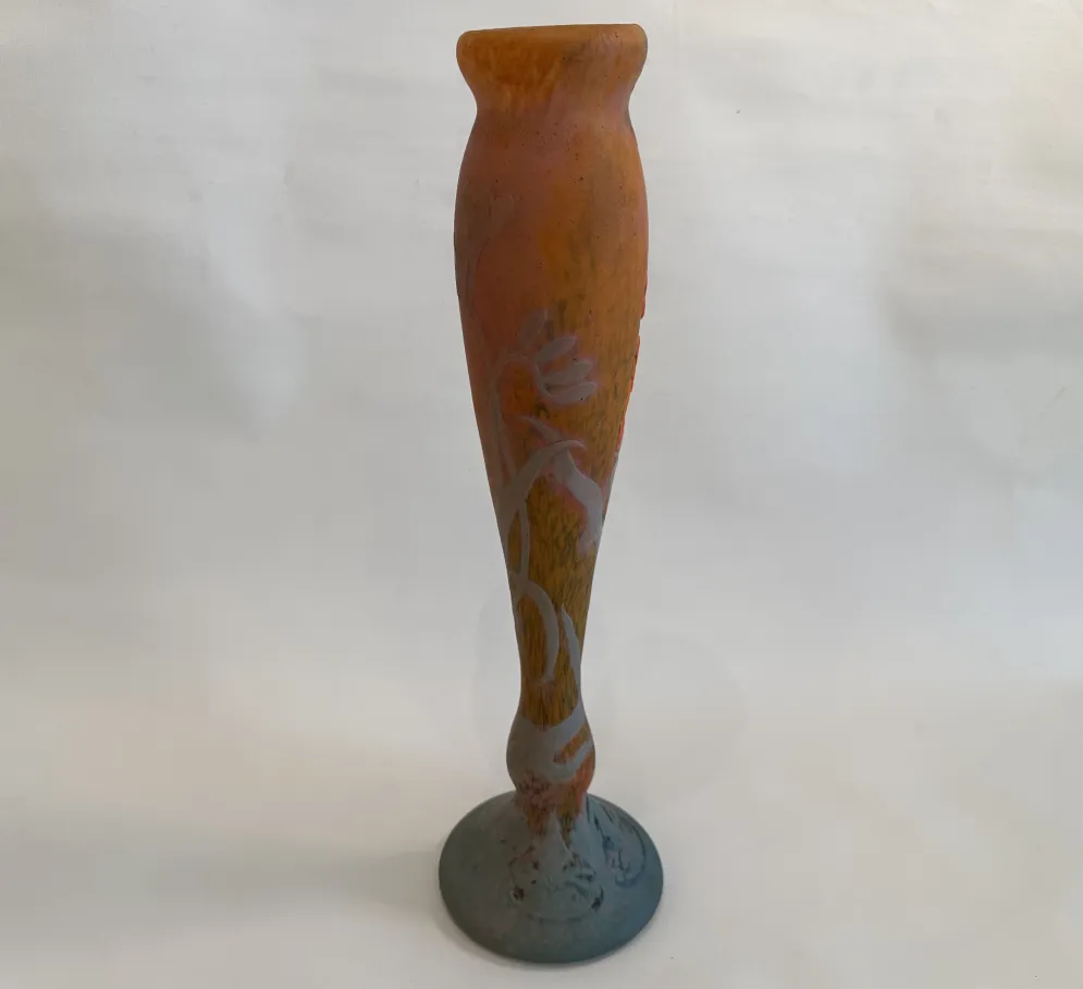 Vidrio firmado con flores en tonos naranja y amarillo, Daum Nancy