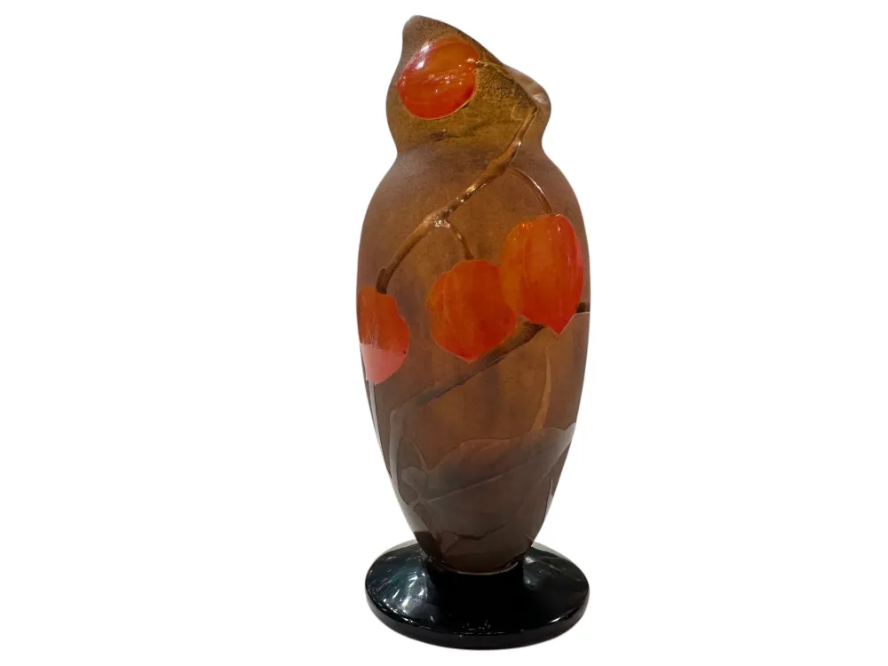 Verre signé Daum Nancy avec des motifs circulaires rouges.