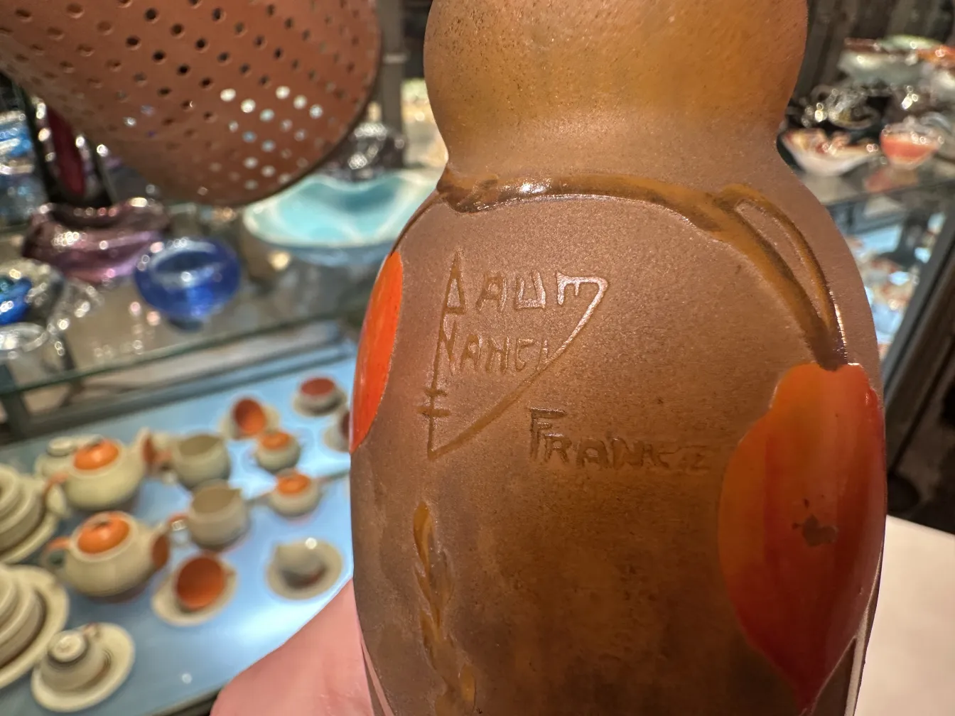 Verre signé Daum Nancy avec des motifs circulaires rouges.