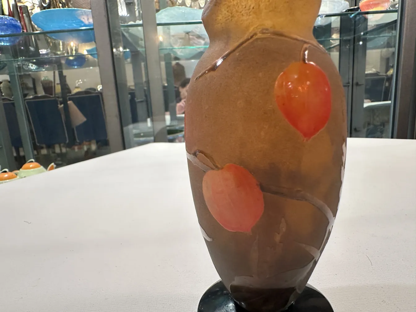 Verre signé Daum Nancy avec des motifs circulaires rouges.