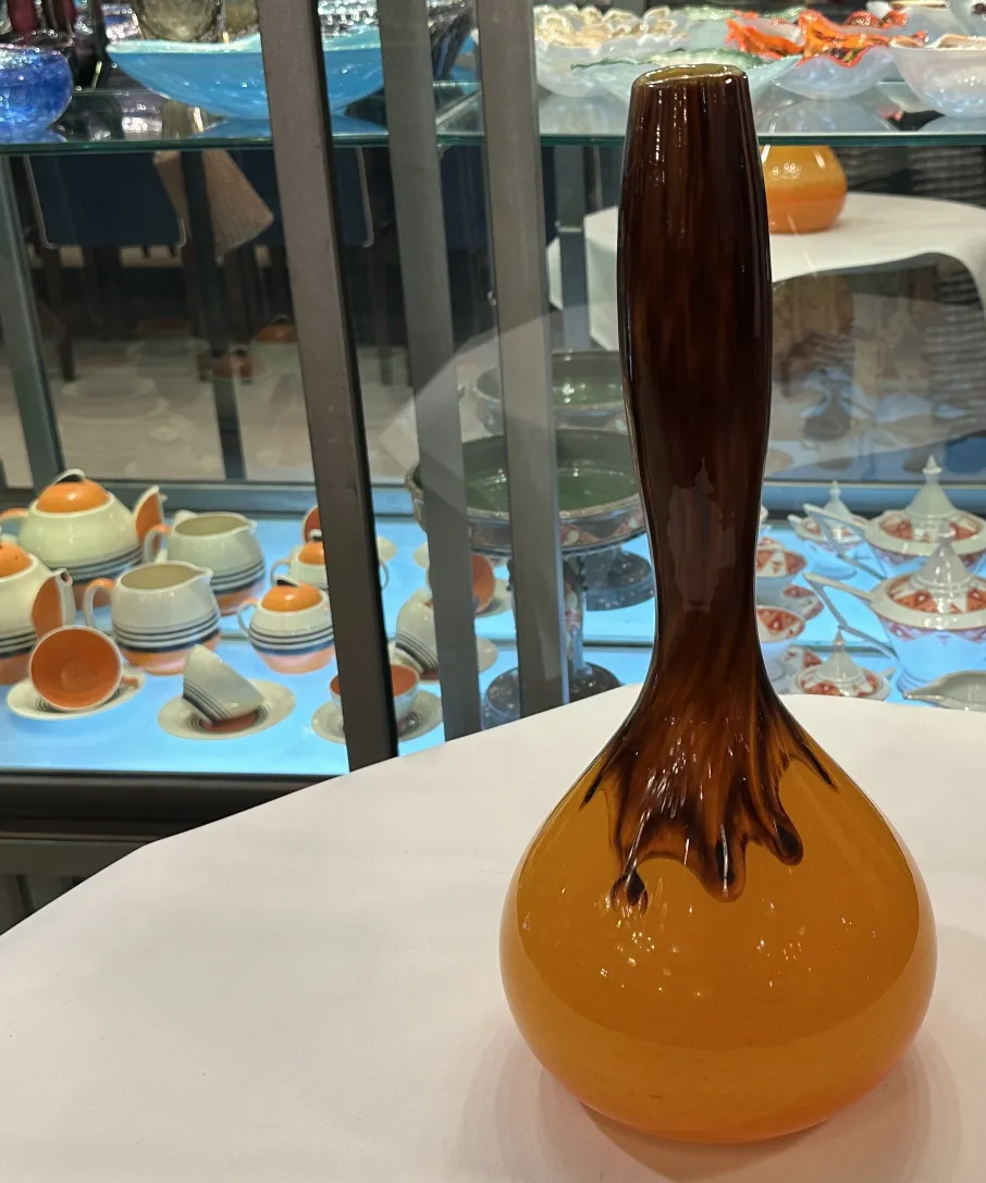 古いサイン入りグラスDeguéの暖色系のデザイン