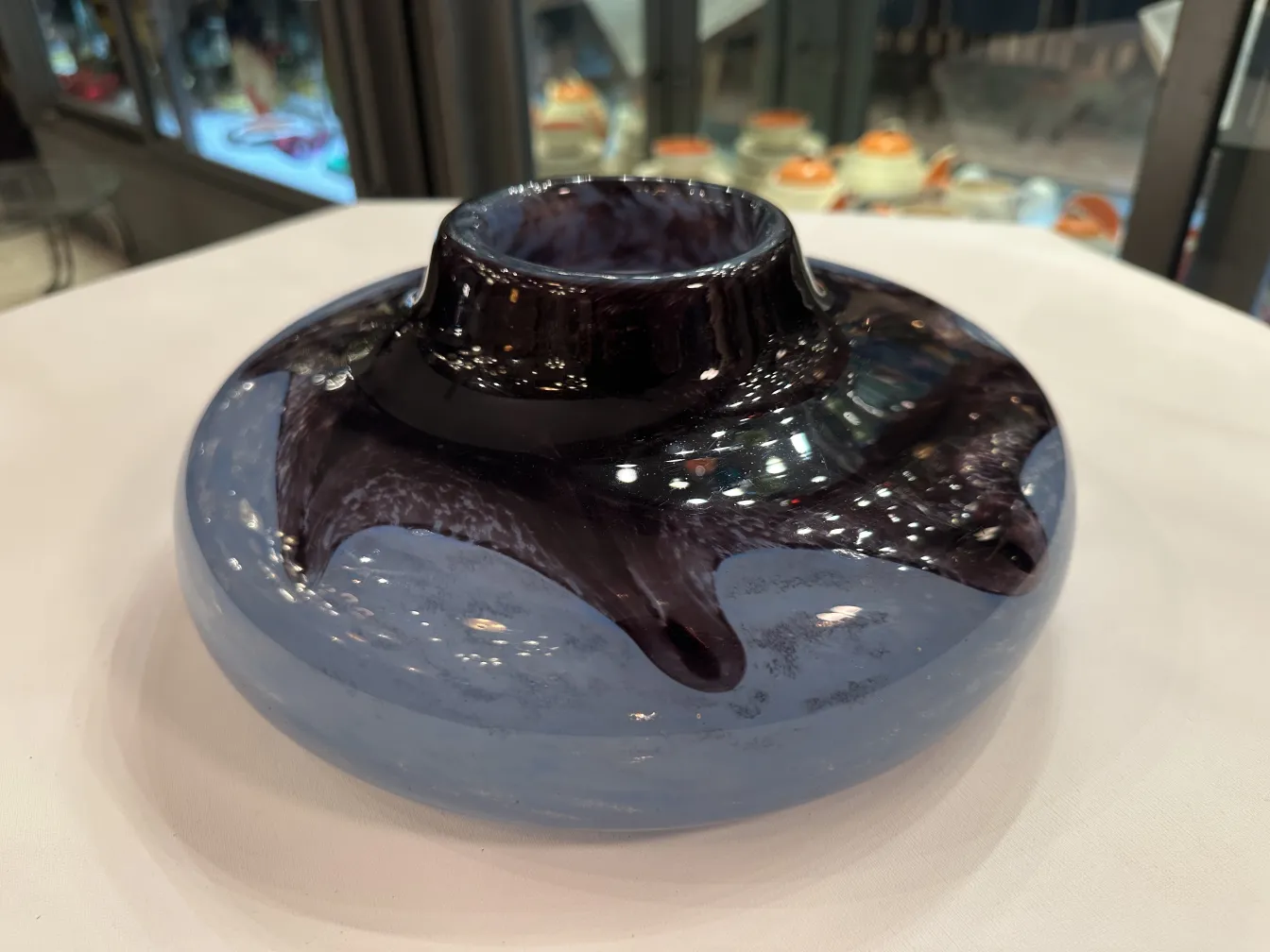 波状の縁のある古いサイン入りグラス（Degué）の上部ビュー