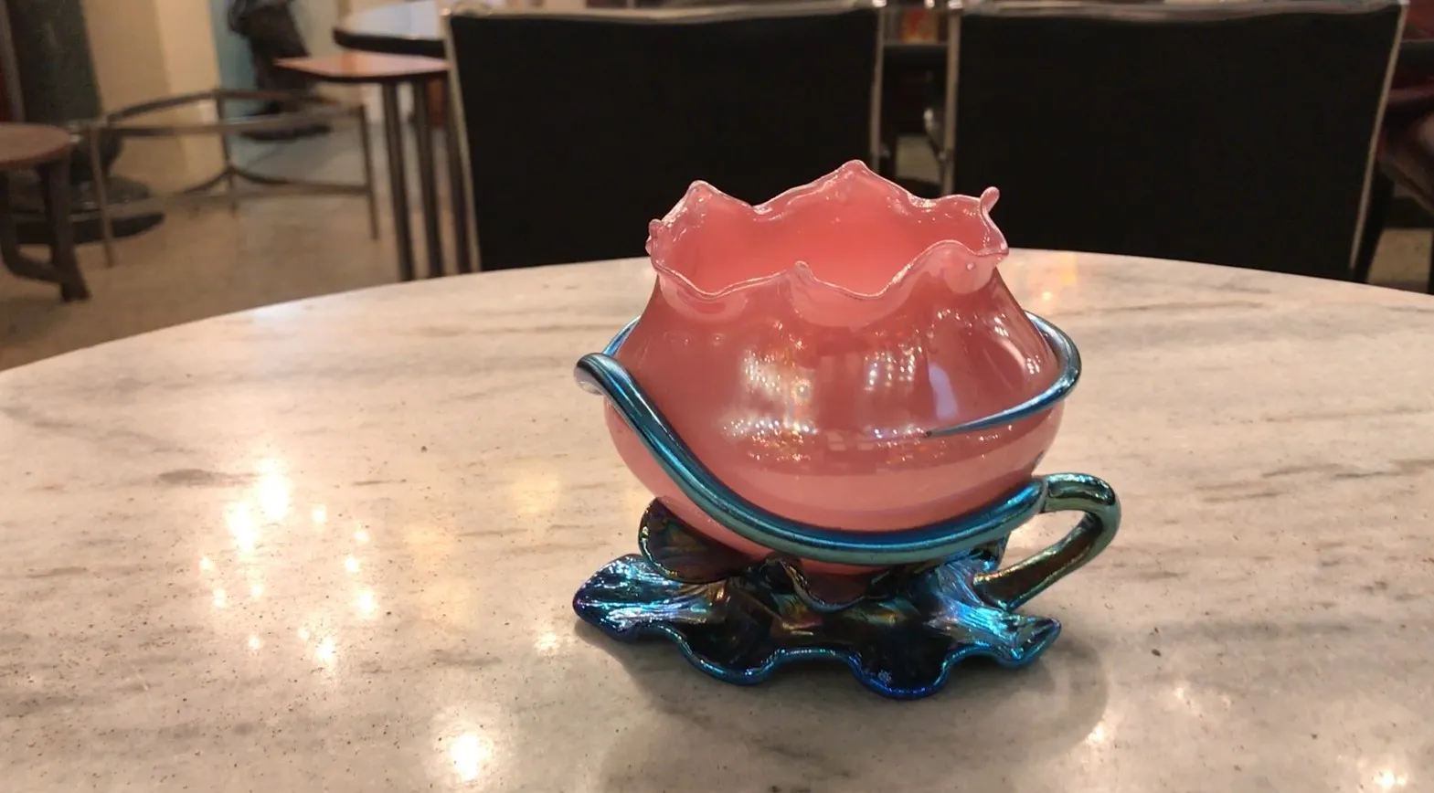 vaso in vetro firmato Loetz, rosa, forma stilizzata, su base decorativa