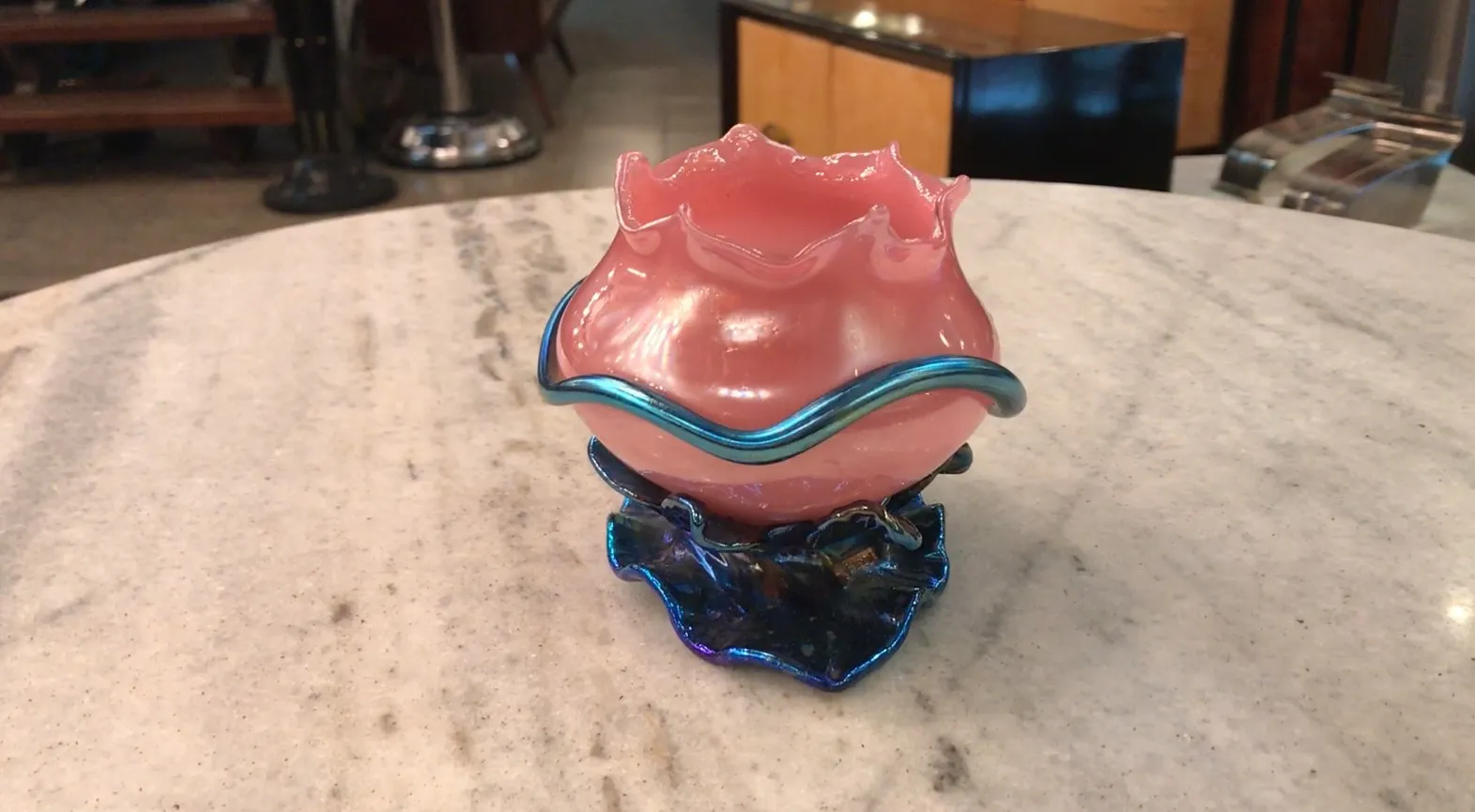 vaso in vetro firmato Loetz, rosa, forma stilizzata, su base decorativa
