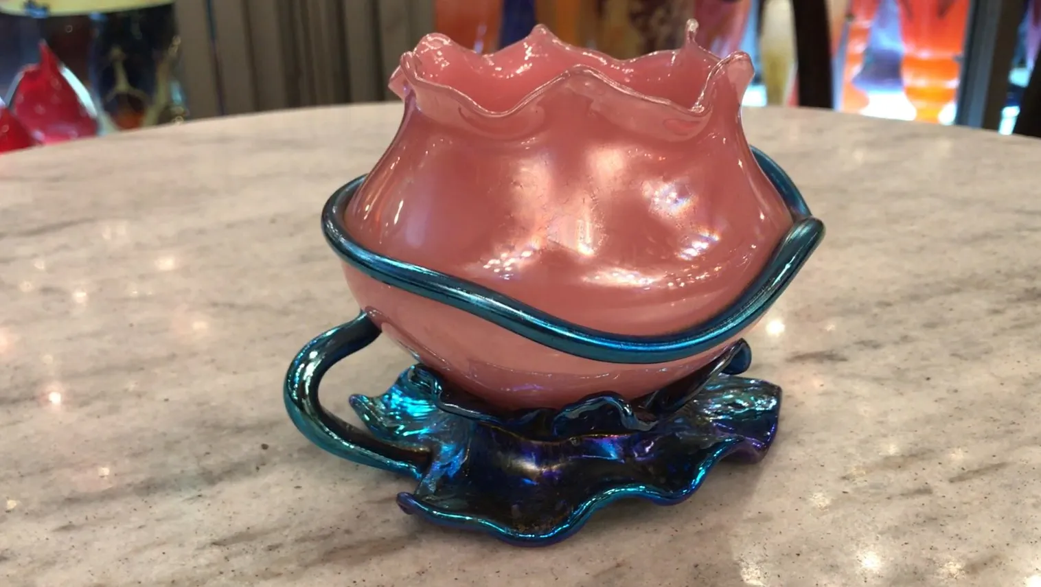 vaso in vetro firmato Loetz, rosa, forma stilizzata, su base decorativa