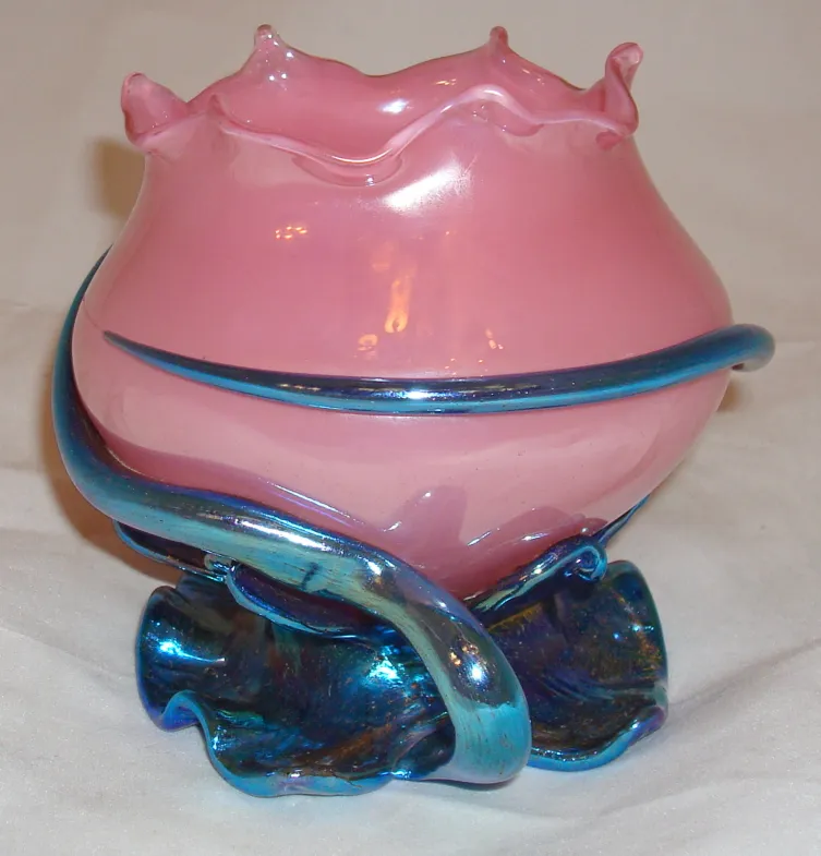 vaso in vetro firmato Loetz, rosa, forma stilizzata, su base decorativa